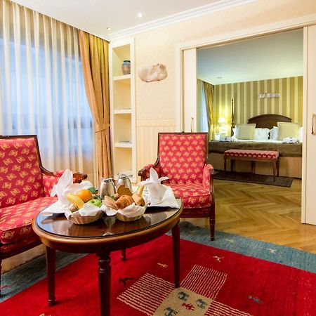 فندق يوروستارز أراغواني سانتياغو دي كومبوستيلا الغرفة الصورة A suite at the Hotel de France