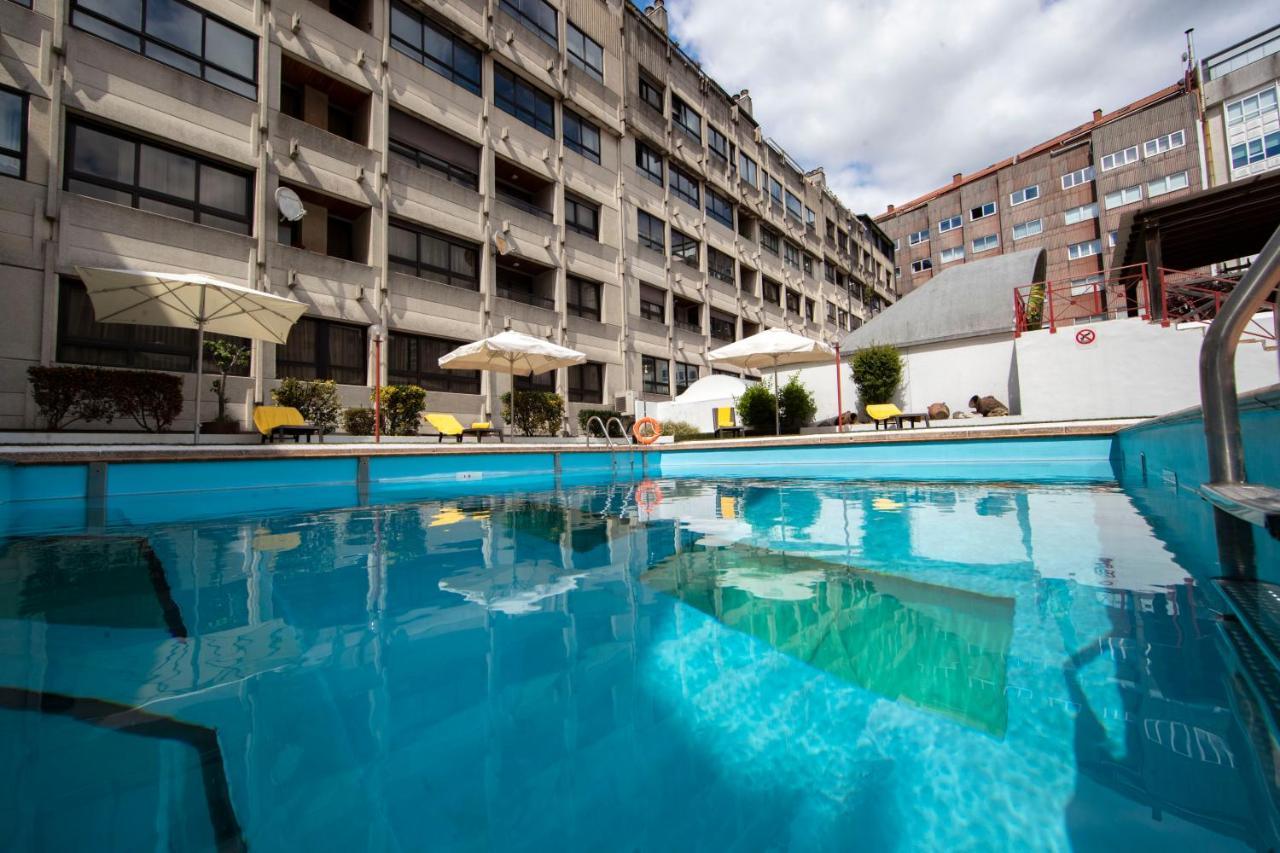 فندق يوروستارز أراغواني سانتياغو دي كومبوستيلا المظهر الخارجي الصورة The swimming pool at the hotel