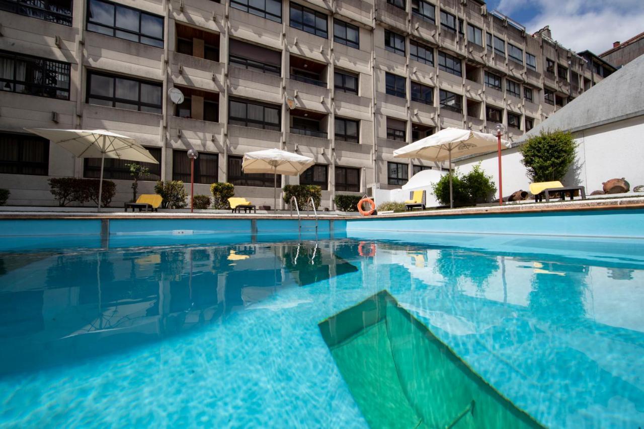 فندق يوروستارز أراغواني سانتياغو دي كومبوستيلا المظهر الخارجي الصورة The swimming pool at the hotel