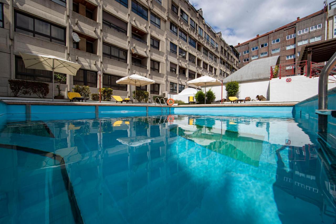 فندق يوروستارز أراغواني سانتياغو دي كومبوستيلا المظهر الخارجي الصورة The swimming pool at the hotel