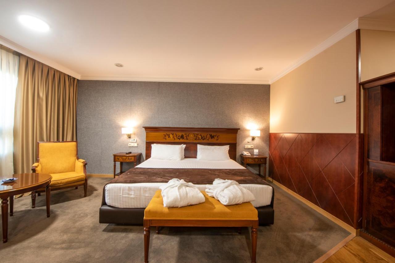 فندق يوروستارز أراغواني سانتياغو دي كومبوستيلا المظهر الخارجي الصورة A room at the hotel