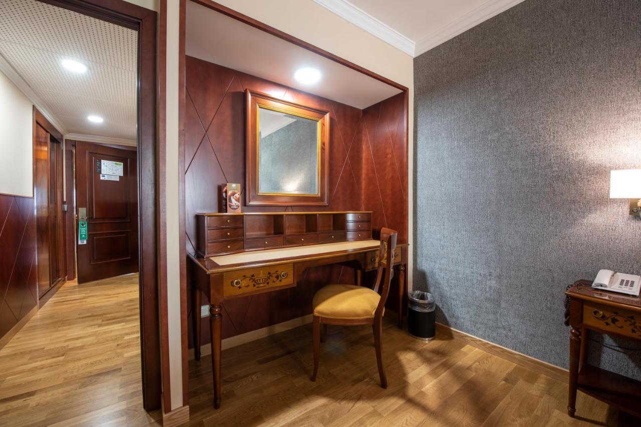 فندق يوروستارز أراغواني سانتياغو دي كومبوستيلا المظهر الخارجي الصورة A dressing table