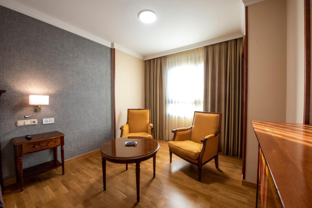 فندق يوروستارز أراغواني سانتياغو دي كومبوستيلا المظهر الخارجي الصورة A room at the hotel