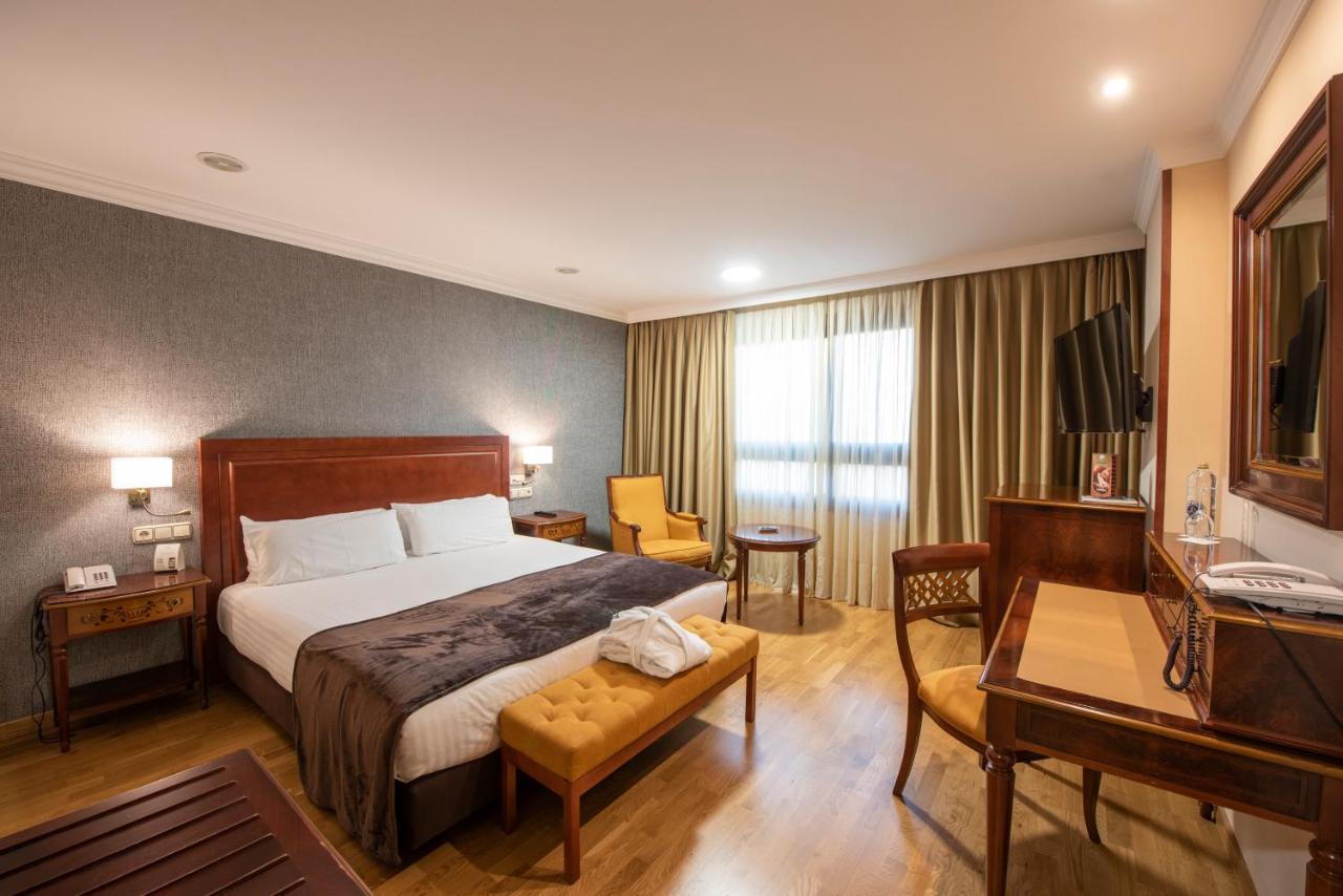 فندق يوروستارز أراغواني سانتياغو دي كومبوستيلا المظهر الخارجي الصورة A room at the hotel