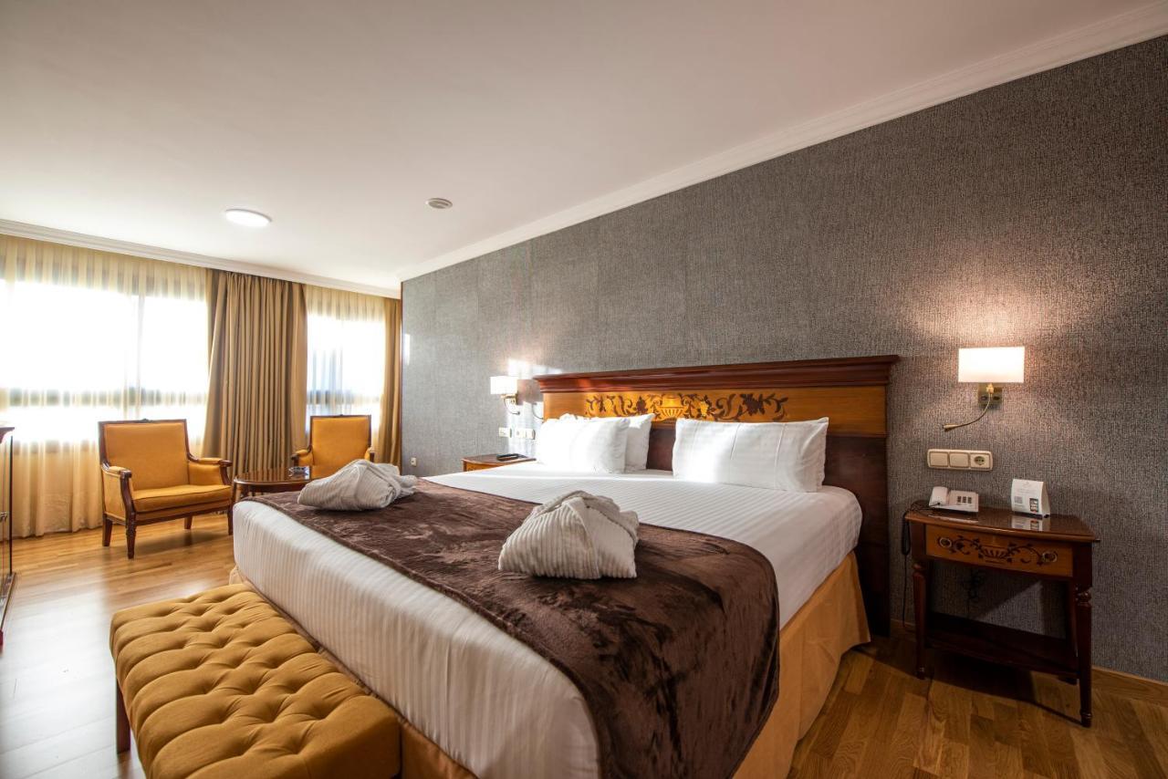 فندق يوروستارز أراغواني سانتياغو دي كومبوستيلا المظهر الخارجي الصورة A bedroom at the hotel