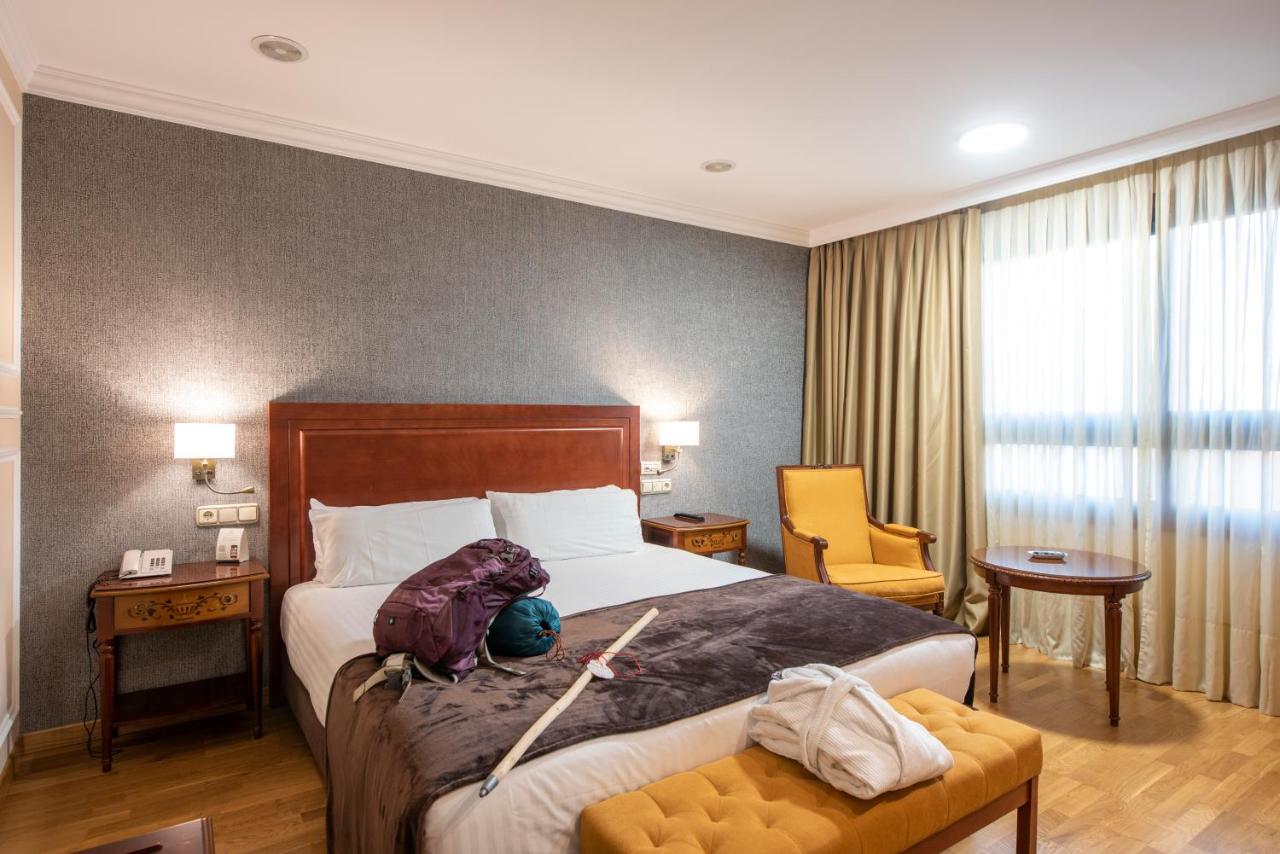 فندق يوروستارز أراغواني سانتياغو دي كومبوستيلا المظهر الخارجي الصورة A room at the hotel