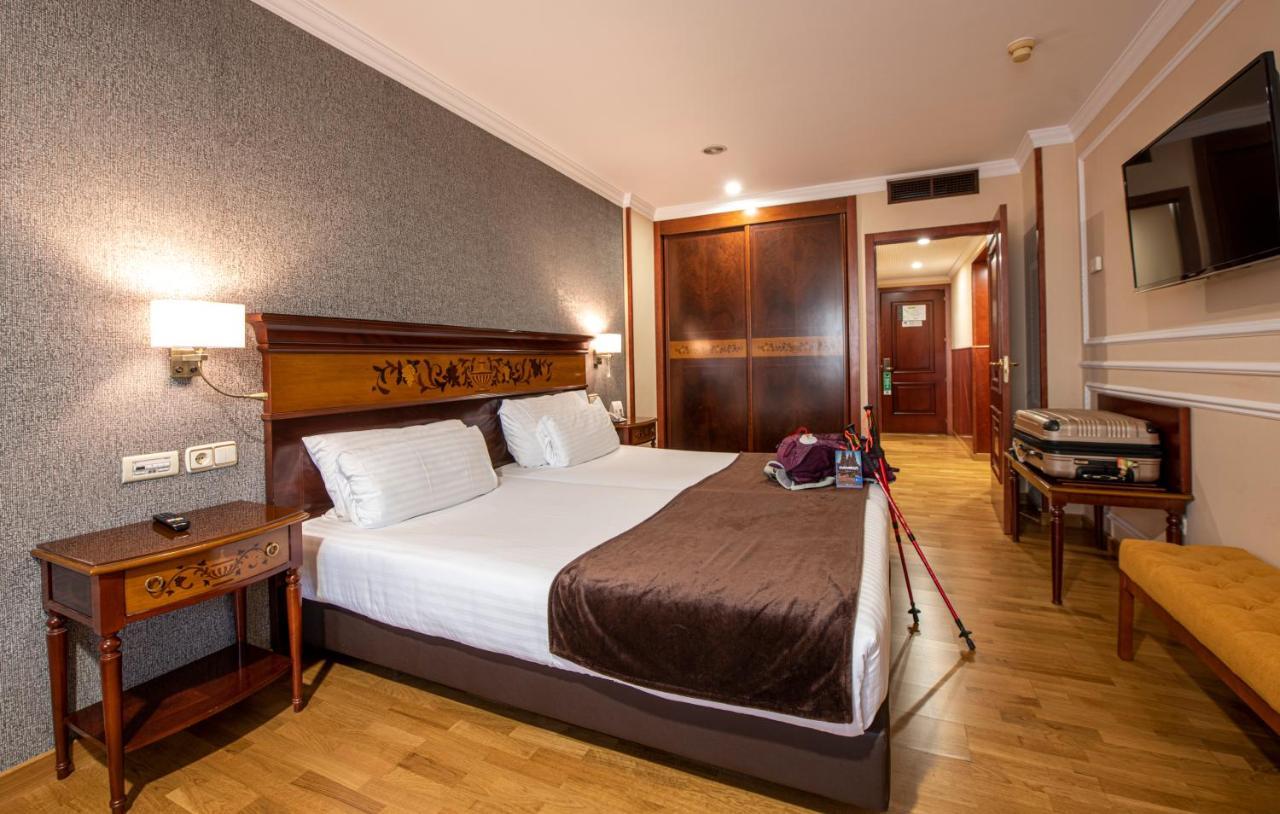 فندق يوروستارز أراغواني سانتياغو دي كومبوستيلا المظهر الخارجي الصورة A room at Hotel Colón