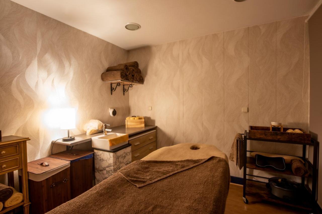 فندق يوروستارز أراغواني سانتياغو دي كومبوستيلا المظهر الخارجي الصورة A treatment room at a spa
