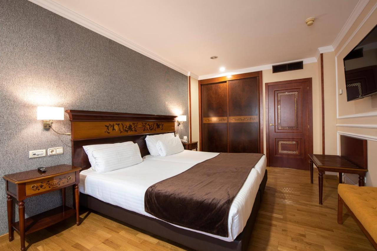 فندق يوروستارز أراغواني سانتياغو دي كومبوستيلا المظهر الخارجي الصورة A bedroom in a hotel