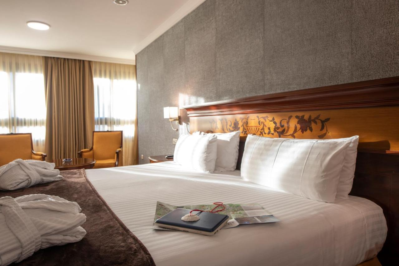 فندق يوروستارز أراغواني سانتياغو دي كومبوستيلا المظهر الخارجي الصورة A room at the hotel