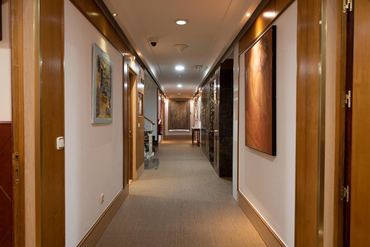 فندق يوروستارز أراغواني سانتياغو دي كومبوستيلا المظهر الخارجي الصورة A corridor in a hotel