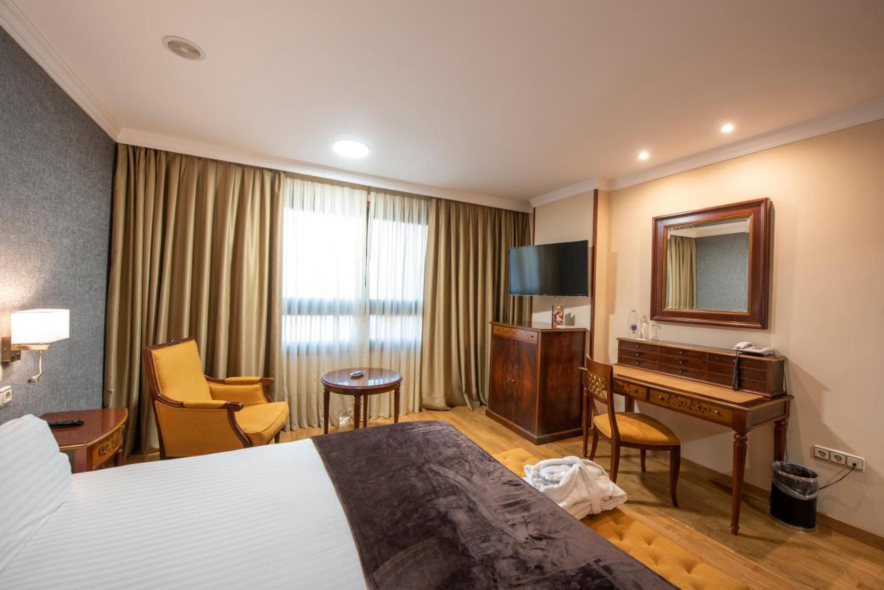فندق يوروستارز أراغواني سانتياغو دي كومبوستيلا المظهر الخارجي الصورة A room at the hotel