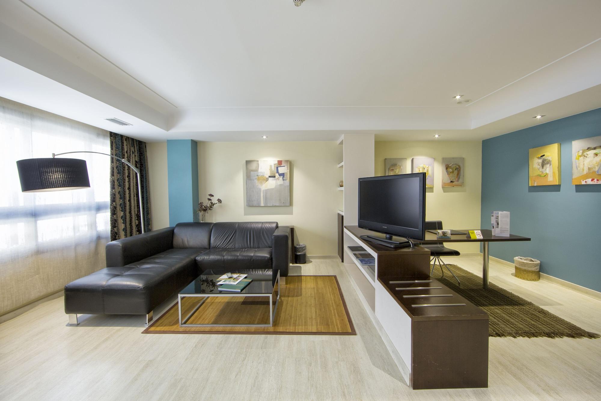 فندق يوروستارز أراغواني سانتياغو دي كومبوستيلا المظهر الخارجي الصورة A typical living room in a serviced apartment