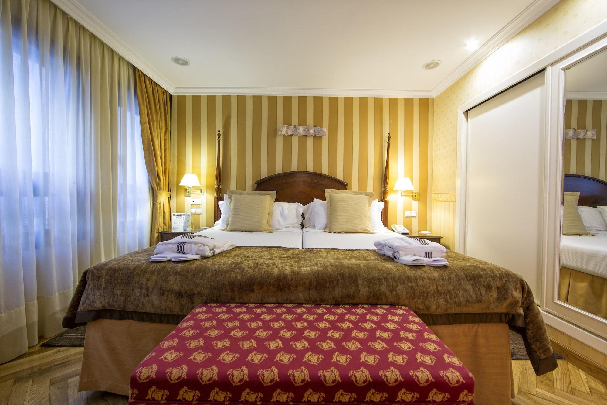 فندق يوروستارز أراغواني سانتياغو دي كومبوستيلا المظهر الخارجي الصورة A bedroom at the hotel