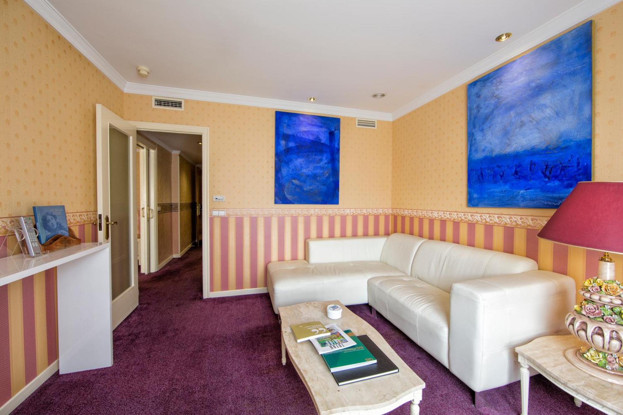فندق يوروستارز أراغواني سانتياغو دي كومبوستيلا الغرفة الصورة A suite at the hotel