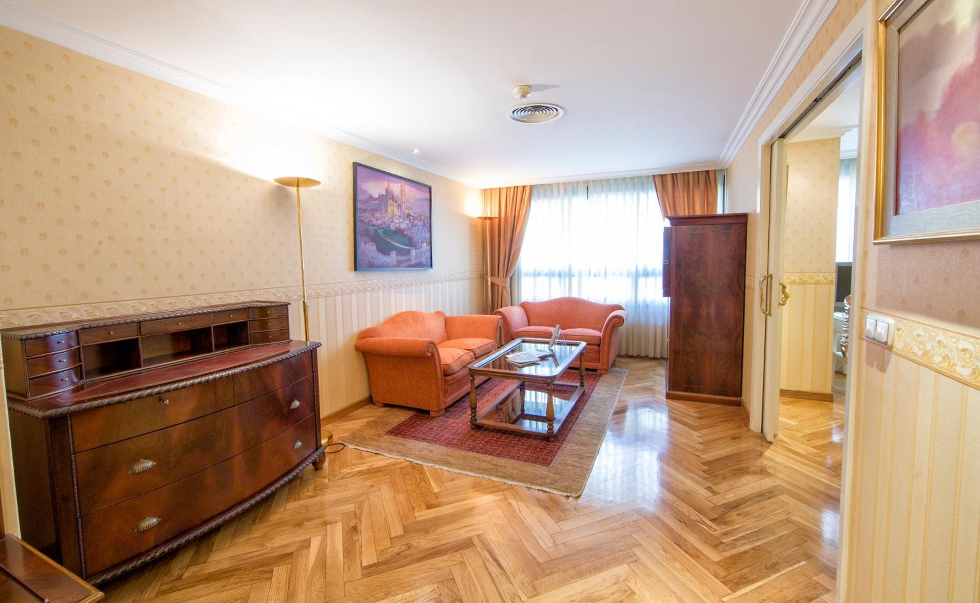 فندق يوروستارز أراغواني سانتياغو دي كومبوستيلا الغرفة الصورة A living room in a hotel suite