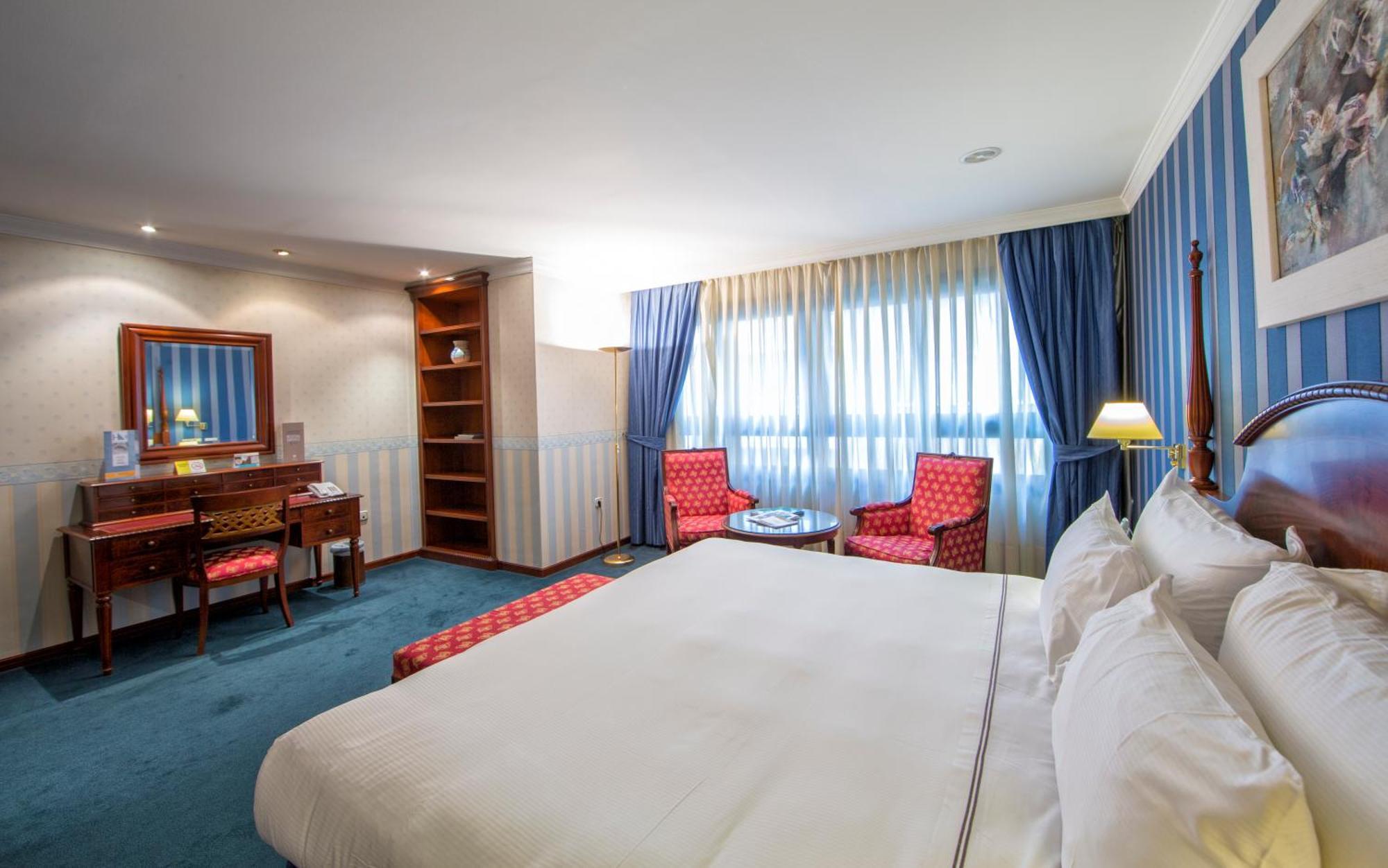 فندق يوروستارز أراغواني سانتياغو دي كومبوستيلا الغرفة الصورة A room at the hotel
