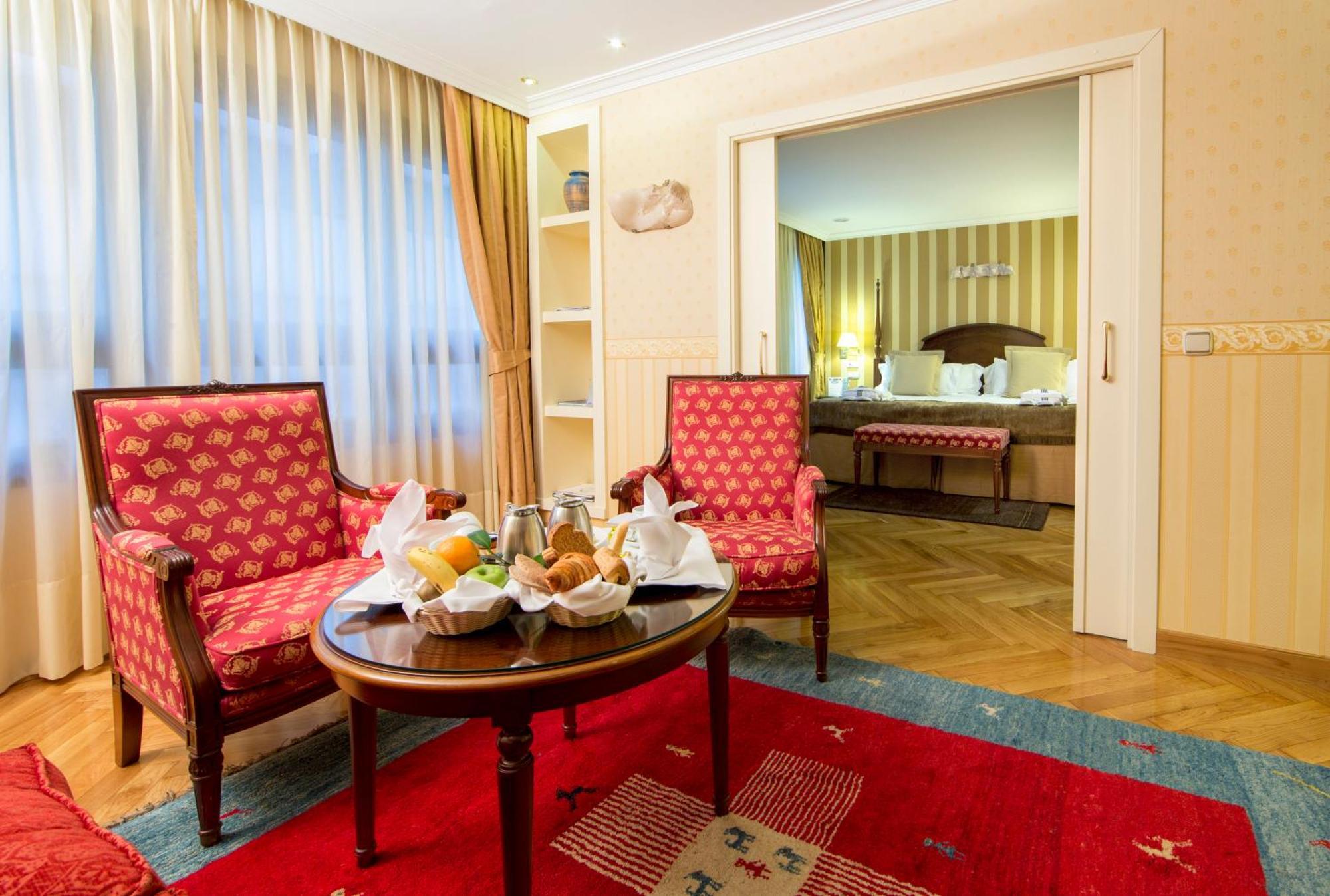 فندق يوروستارز أراغواني سانتياغو دي كومبوستيلا الغرفة الصورة A suite at the Hotel de France